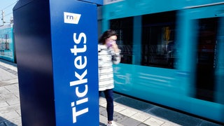 Straßenbahn fährt an einer Haltestelle in Heidelberg vorbei