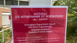 Hinweisschild "Notaufnahme ab 1. Juli geschlossen" am Theresienkrankenhaus Mannheim