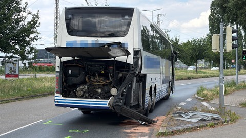 Unfall zwischen Straßenbahn und Bus