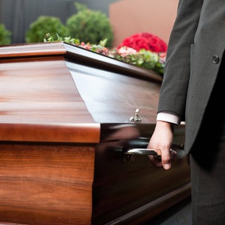 Sargträger auf dem Weg zum Friedhof
