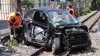 Auto nach Unfall auf Gleisen