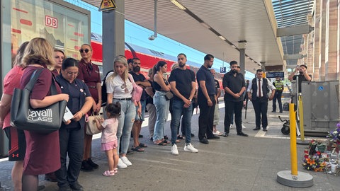 Angehörige und Kollegen des getöteten Zugbegleiters legen am Mannheimer Hauptbahnhof Blumen und Kerzen ab.