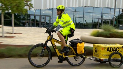 ADAC-Straßenwachtfahrer Heiko Grafl ist mit dem E-Bike samt Fahrradanhänger auf dem Weg zu einer Panne in Heidelberg. 