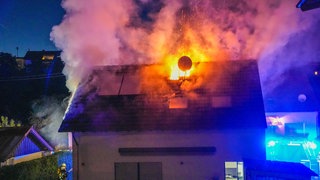 Ein Haus in Sinsheim steht in Flammen
