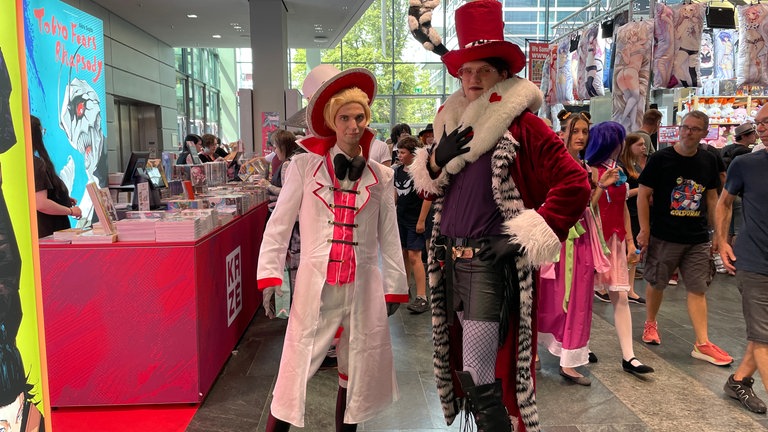 lange Mäntel und auffällige Hüte kennzeichnen die Charaktere aus der Musical-Zeichentrickserie.
