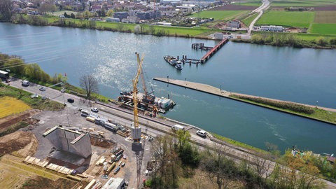 Arbeiten am Neubau einer Brücke über den Neckar zwischen Ladenburg und Mannheim-Freidrichsfeld