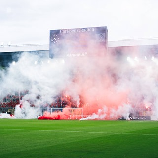 Pyrotechnik im Carl-Benz-Stadion vor Derby Waldhof gegen FCK