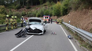 Forntalzusammenstoß zwischen Auto udn Motorrad auf der L536