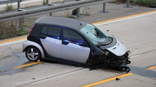 Ein Auto nachdem es auf der A6 Höhe Kreuz Walldorf gegen eine Leitplanke gefahren ist. 