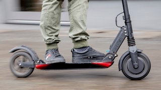 (Symbolbild) Ein Mann auf einem E-Scooter
