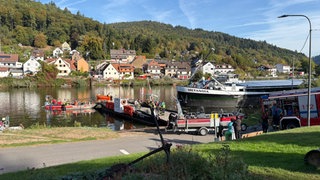 Ein Tankschiff ist mit der Fähre bei Neckarsteinach zusammengestoßen