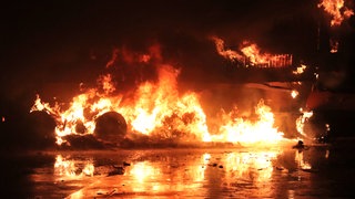 Auf dem Recyclinghof in Wiesloch sind überall Flammen.