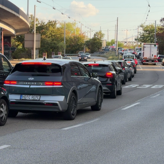 Stau in Mannheim auf der Auffahrt zur Konrad-Adenauer-Brücke