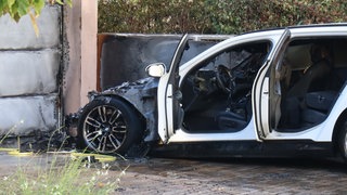 Ein Hybridfahrzeug hat beim Laden Feuer gefangen.