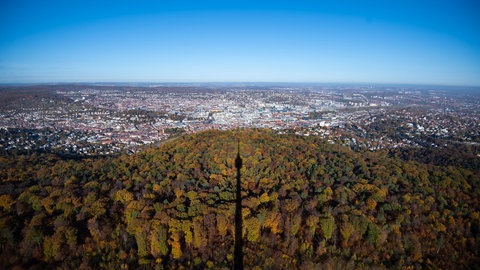 Der Schatten des Fernsehturms vor dem Panorama von Stuttgart