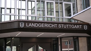 Vor dem Landgericht Stuttgart wurden zwei Männer verurteilt. Sie haben mit einer Betrugsmasche rund fünf Millionen Euro ergaunert.
