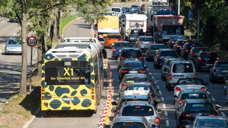 Der X1 Schnellbus 2018 auf seiner separaten B14 Spur in Stuttgart. Daneben Stau.