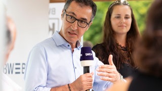 Auf dem Weindorf in Stuttgart spricht Cem Özdemir darüber, was ein Nachfolger von Winfried Kretschmann mitbringen sollte.