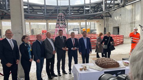 Vertreter von Bahn und Politik bei einem Pressefoto beim Richtfest für den Flughafenbahnhof