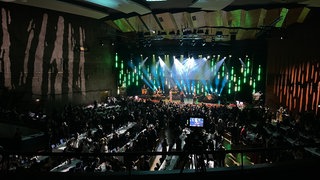 Der Saal der Liederhalle ist beleuchtet für den Landespresseball und viele Politiker und Jouralisten. 