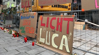 Kerzen und Plakate sind vor dem Haus in Esslingen zu sehen, in dem Luca S. vom Mieter seines Vaters geötet wurde.