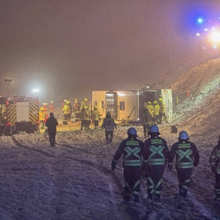 Bus liegt auf der Seite
