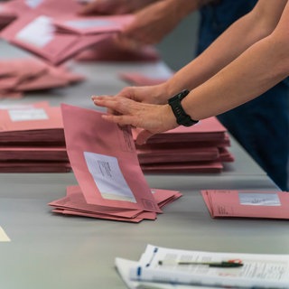 Wahlhelfer zählen Umschläge, die per Briefwahl gekommen sind. Für Deutsche im Ausland könnte es zur Bundestagswahl knapp werden. (Symbolbild)