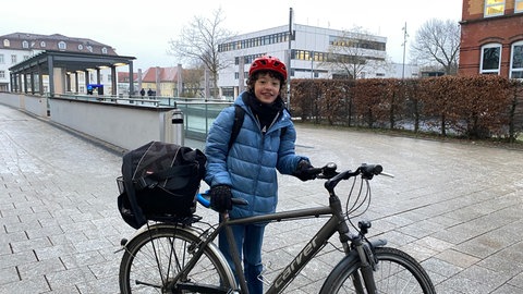 Glatteis: Ein Schüler schiebt sein Fahrrad