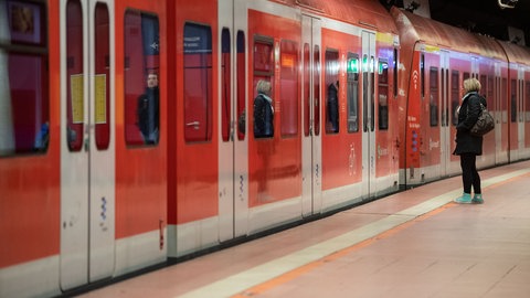 eine S-Bahn im Stuttgarter Hauptbahnhof