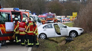 Bei einem Unfall mit drei Autos wurden mehrere Personen schwer verletzt. Mehrere Einsatzkräfte sind vor Ort.