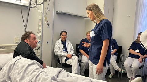 Internationale Pflegekräfte an der RKH-Klinik in Markgröningen lernen Schwäbisch. 