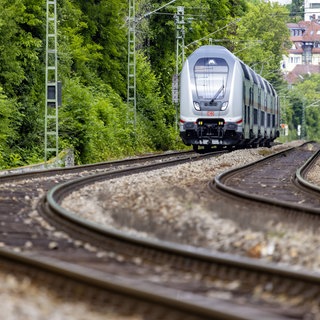 Ein Zug auf der Gäubahn-Strecke in Stuttgart. Kommt es dort zur Kappung?