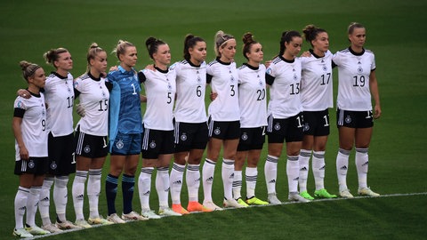 Die deutsche Fußball-Nationalmannschaft der Frauen steht in einer Reihe an der Mittellinie und wartet. 