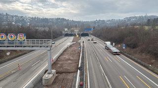 Der Engelbergtunnel auf der A81 wird von Fahrzeugen durchquert.