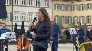 Iryna Verbivska steht auf dem Marktplatz in Ludwigsburg bei einem Friedensgebet für die Ukraine.