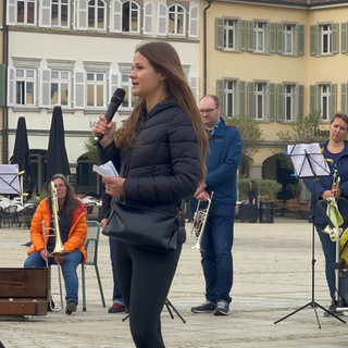 Iryna Verbivska steht auf dem Marktplatz in Ludwigsburg bei einem Friedensgebet für die Ukraine.