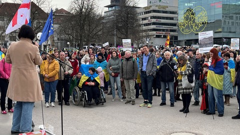 Rund 400 Menschen kamen zur Kundgebung gegen den Krieg in der Ukraine am Samstag auf den Schlossplatz.