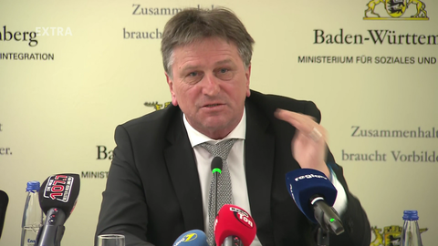 Manfred Lucha (Grüne) informiert über die Corona-Situation.
