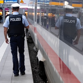 Bundespolizei läuft an einem ICE im Bahnhof entlang: Die Bundespolizei sucht Zeugen in einem Fall von "Upskirting" in einem Zug von Stuttgart nach Frankfurt. (Symbolbild)