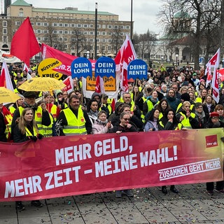 Kundgebung auf dem Schlossplatz in Stuttgart: 2.000 Personen waren laut ver.di dem Aufruf der Gewerkschaft gefolgt