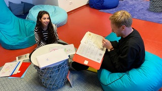 Einzelgespräch zwischen Schülerin und Lehrer in gemütlicher Atmosphäre in der Schickhardt-Gemeinschaftsschule in Stuttgart