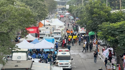 Nach dem Erdbeben haben Helfer in Bangkok in einer Straße Zelte aufgeschlagen. Betroffene des Bebens werden hier medizinisch versorgt und bekommen Lebensmittel und Wasser. Weite Teile der Stadt kehrten aber rasch zum Alltag zurück.