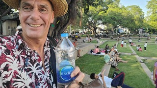 Ralf Weinberger nach dem Beben in einem Park in Bangkok: Direkt nach den Erdstößen hatten sich dorthin noch viel mehr Menschen gerettet. Gegen Abend aber waren viele wieder gegangen. Das geschäftige Leben in der Hauptstadt von Thailand kehrte rasch zurück. 