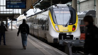 Ein Zug des Bahnunternehmens SWEG Bahn Stuttgart steht auf einem Gleis des Hauptbahnhofs. Die Unternehmensanteile wandern jetzt an die Deutsche Bahn.