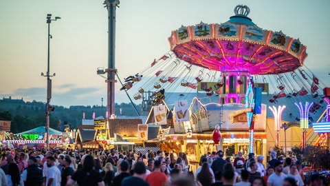 Besondere Stimmung am Abend auf dem Frühlingsfest in Stuttgart: An manchen Tagen und Abenden lockt zusätzliches Programm auf den Cannstatter Wasen.