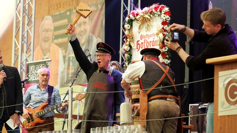 "Wasenbürgermeister" Thomas Fuhrmann beim Fassanstich 2023: Der Bürgermeister für Wirtschaft, Finanzen und Beteiligungen der Landeshauptstadt Stuttgart ist ein alter Hase am Holzhammer. (Archivbild)