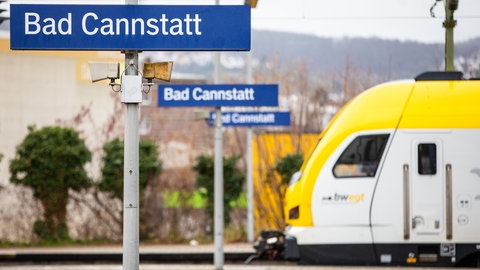 Der Bahnhof Bad Cannstatt: Wer in Stuttgart auf dem Frühlingsfest 2025 seine Maß Bier genießen will, kann den Wasen bequem mit S-Bahn oder Regionalbahn ansteuern.