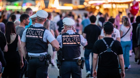 Die Polizei sorgt auf dem Cannstatter Wasen für Sicherheit. Auch beim Frühlingsfest 2025 wird dafür eigens eine Wache eingerichtet.