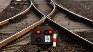 Gleise und eine Weiche mit Rotlicht: Wegen Reparaturen beim Hauptbahnhof Stuttgart nach einer Entgleisung am Samstag kommt es zu weiter zu Behinderungen. (Symbolbild)