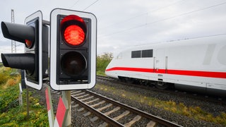 Ein ICE fährt auf der Schnellfahrstrecke zwischen Mannheim und Stuttgart, die ab Donnerstag gesperrt wird. (Archivbild)
